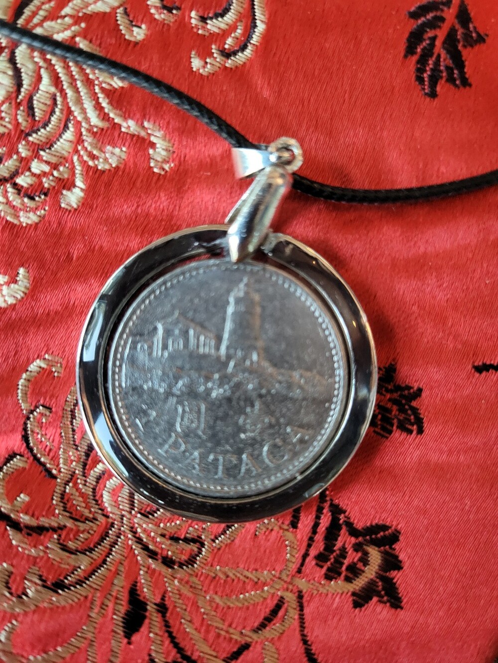 2003 Macau 1 Pataca Coin Pendant, Handcrafted Vintage Coin Resin Necklace - Picture 12 of 13